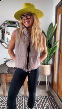 Load image into Gallery viewer, KRISTAS CLOSET 🩷puffer vests (3 colors)