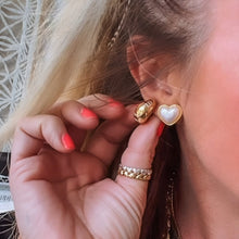 Load image into Gallery viewer, **last pair** PEARL HEARTš¤ STUDš¤EARRINGS