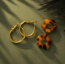 Load image into Gallery viewer, ••NEW•• TORTOISE SHELL 🐚 FLOWER HOOP EARRINGS