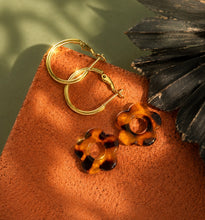 Load image into Gallery viewer, ••NEW•• TORTOISE SHELL 🐚 FLOWER HOOP EARRINGS