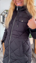 Load image into Gallery viewer, KRISTAS CLOSET 🩷 LEVIS QUILTED winter jacket (small)
