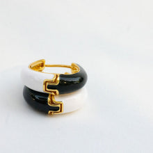 Load image into Gallery viewer, ••presale••2 in 1🖤 MOOD BOOSTING HOOPS🖤 BLACK &amp; WHITE
