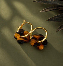Load image into Gallery viewer, ••NEW•• TORTOISE SHELL 🐚 FLOWER HOOP EARRINGS
