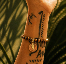 Load image into Gallery viewer, ••NEW•• TIGERS EYE ⚡️LUCKY PENNY BRACELET
