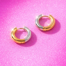 Load image into Gallery viewer, ••50% OFF•• REVERSIBLE ( 2 WAYS TO WEAR) 💚MIXED METAL HOOP EARRINGS
